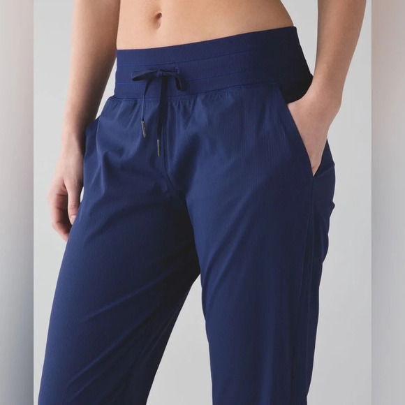 Lululemon Studio Crop II in Hero Blue size 8 - Picture 7 of 9